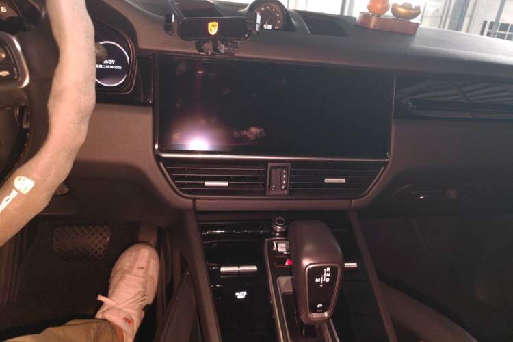 Used Porsche Cayenne E-Hybrid 2022 Cayenne E-Hybrid 2.0T Platinum Edition Audio And AC Panel