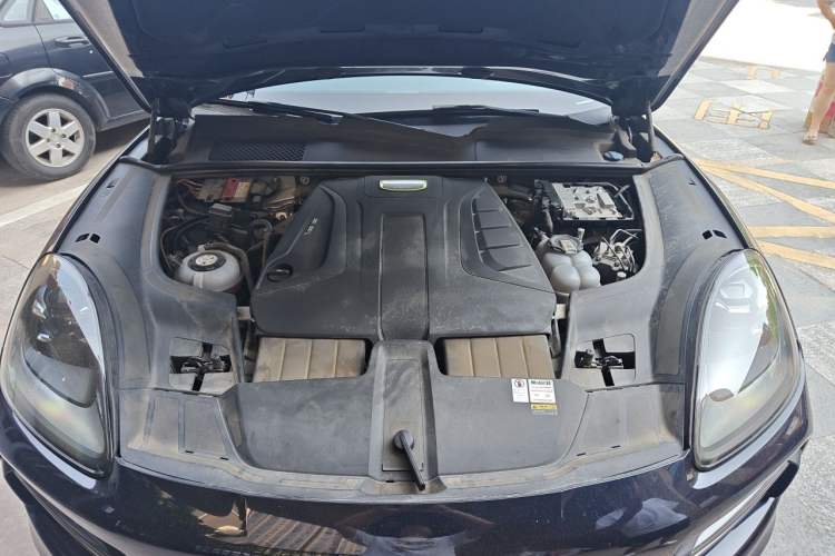 Used Porsche Cayenne E-Hybrid 2022 Cayenne E-Hybrid 2.0T Platinum Edition Engine Bay