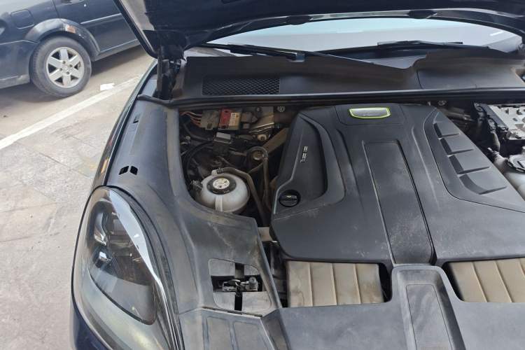 Used Porsche Cayenne E-Hybrid 2022 Cayenne E-Hybrid 2.0T Platinum Edition Engine Bay Right