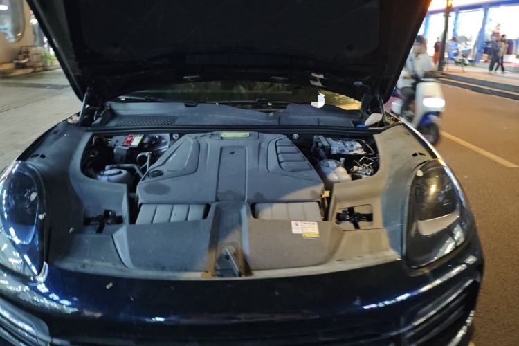 Used Porsche Cayenne E-Hybrid 2022 Cayenne E-Hybrid 2.0T Platinum Edition Engine Bay