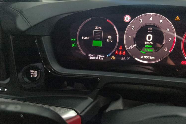 Used Porsche Cayenne E-Hybrid 2022 Cayenne E-Hybrid 2.0T Platinum Edition Odometer Close Up