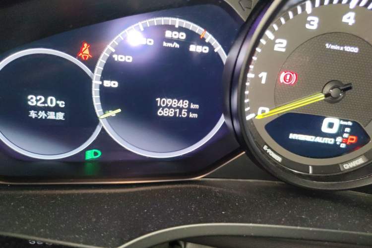 Used Porsche Cayenne E-Hybrid 2022 Cayenne E-Hybrid 2.0T Platinum Edition Odometer Close Up
