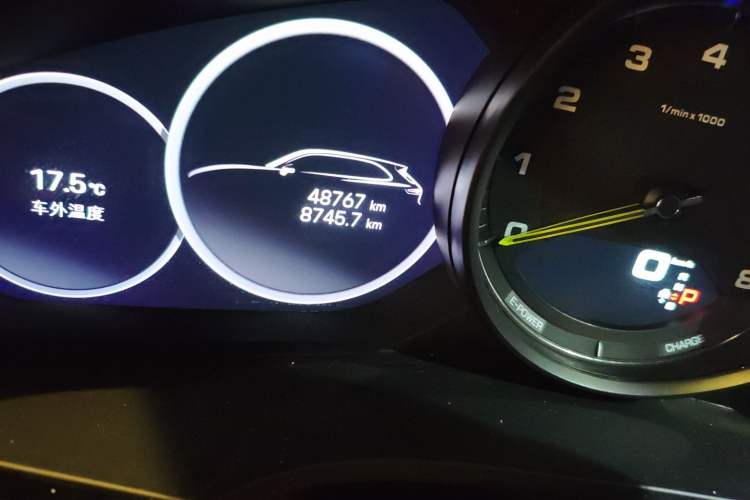 Used Porsche Cayenne E-Hybrid 2022 Cayenne E-Hybrid 2.0T Platinum Edition Odometer Close Up