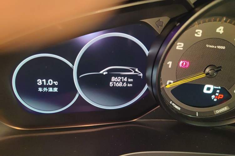 Used Porsche Cayenne E-Hybrid 2022 Cayenne E-Hybrid 2.0T Platinum Edition Odometer Close Up