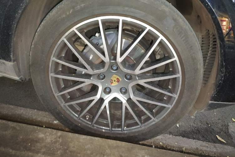 Used Porsche Cayenne E-Hybrid 2022 Cayenne E-Hybrid 2.0T Platinum Edition Right Front Wheel Hub