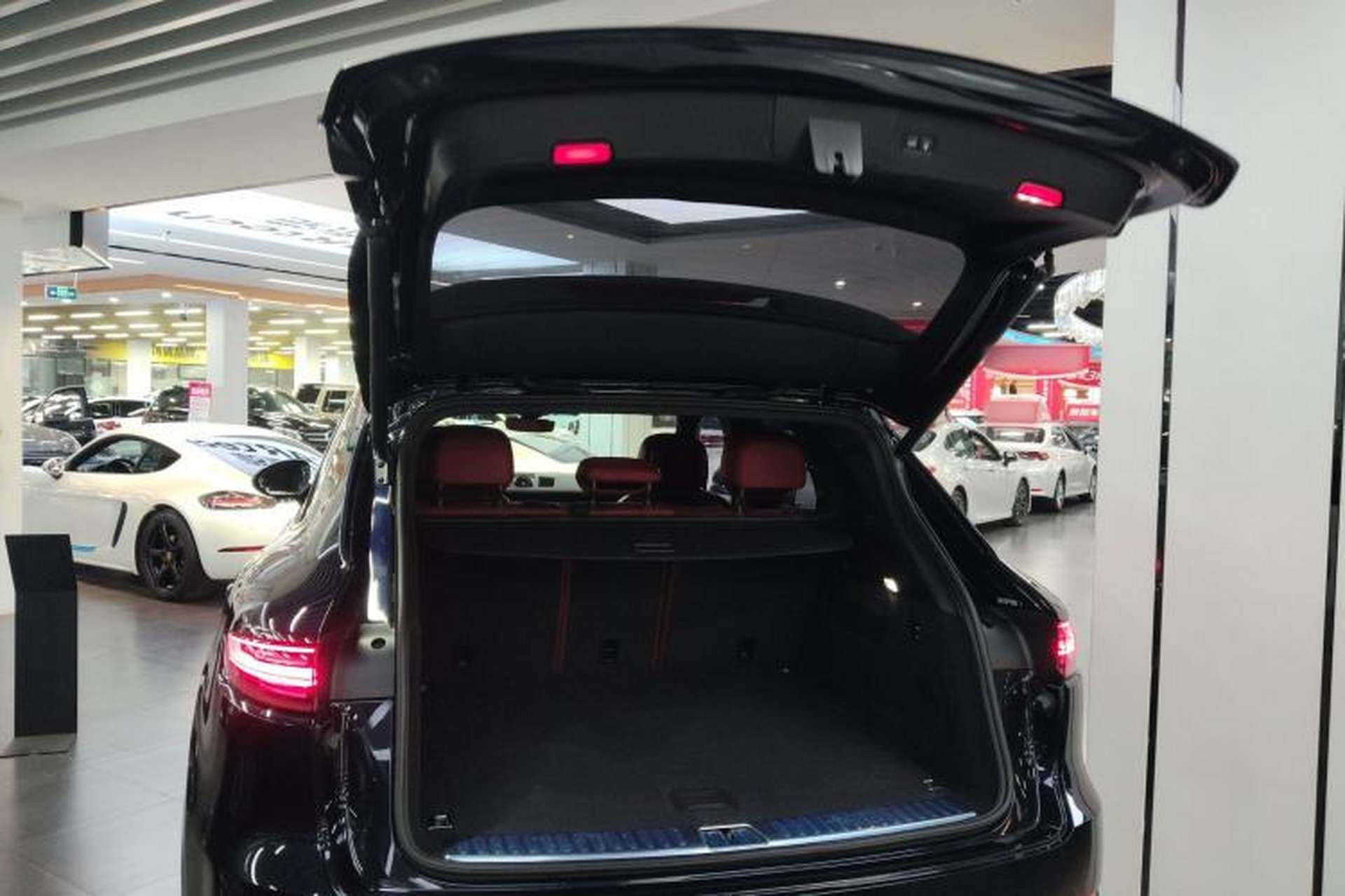 Used Porsche Cayenne E-Hybrid 2022 Cayenne E-Hybrid 2.0T Platinum Edition Trunk