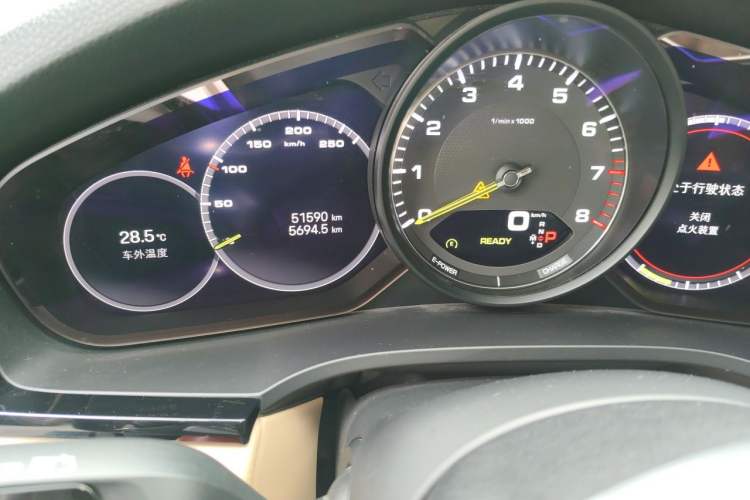 Used Porsche Cayenne E-Hybrid 2022 Cayenne E-Hybrid 2.0T Platinum Edition Odometer Close Up