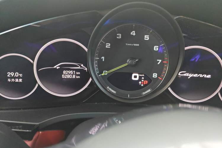 Used Porsche Cayenne E-Hybrid 2022 Cayenne E-Hybrid 2.0T Platinum Edition Odometer Close Up