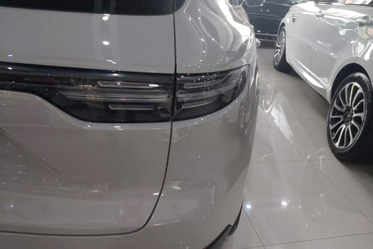 Used Porsche Cayenne E-Hybrid 2022 Cayenne E-Hybrid 2.0T Platinum Edition Right Rear Taillight