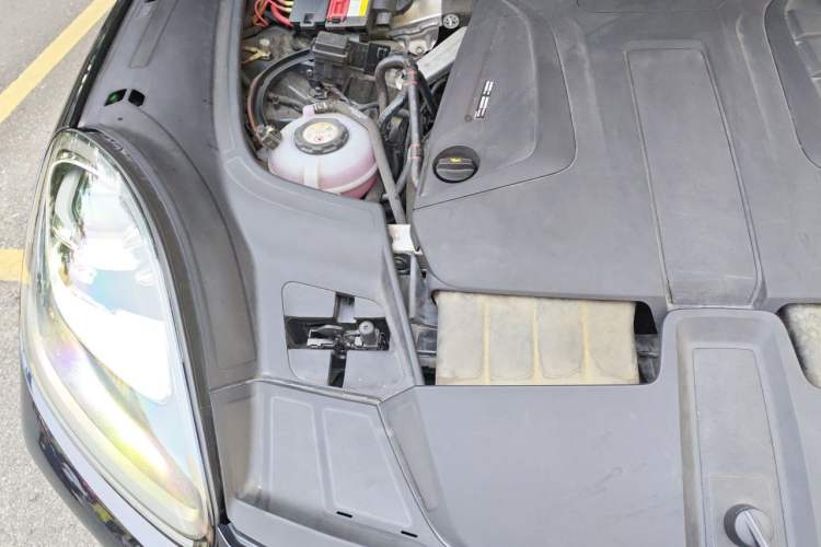 Used Porsche Cayenne E-Hybrid 2022 Cayenne E-Hybrid 2.0T Platinum Edition Engine Bay Right