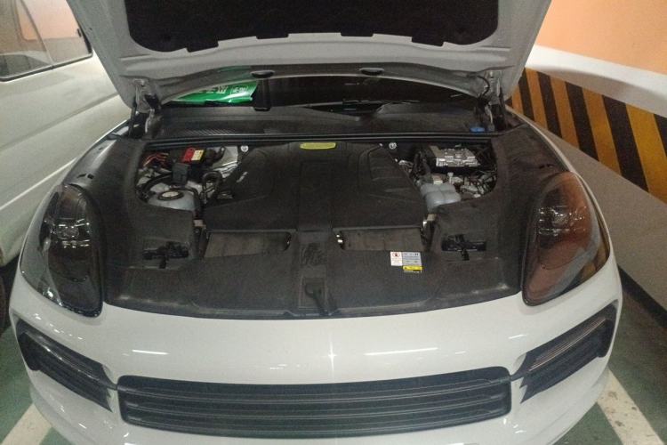 Used Porsche Cayenne E-Hybrid  Engine Bay