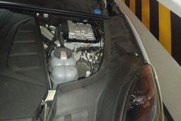 Used Porsche Cayenne E-Hybrid  Engine Bay Left