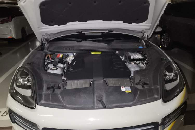 Used Porsche Cayenne E-Hybrid 2022 Cayenne E-Hybrid 2.0T Platinum Edition Engine Bay