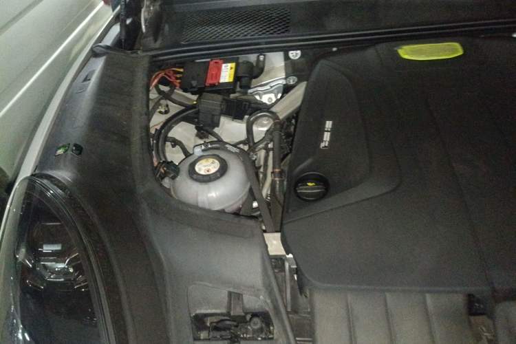 Used Porsche Cayenne E-Hybrid  Engine Bay Right