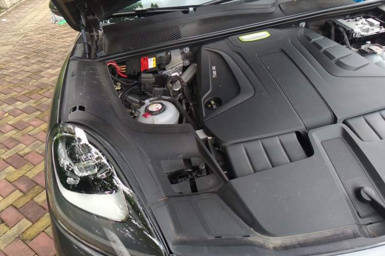 Used Porsche Cayenne E-Hybrid 2022 Cayenne E-Hybrid 2.0T Platinum Edition Engine Bay Right