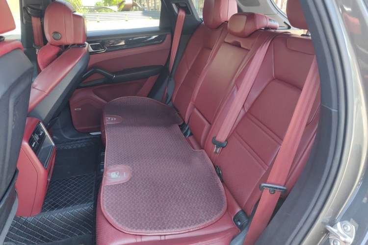 Used Porsche Cayenne E-Hybrid 2022 Cayenne E-Hybrid 2.0T Platinum Edition Left Rear Seat