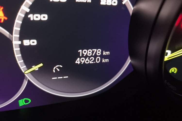 Used Porsche Cayenne E-Hybrid 2022 Cayenne E-Hybrid 2.0T Platinum Edition Odometer Close Up