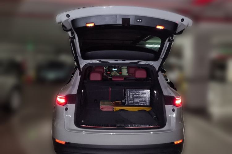 Used Porsche Cayenne E-Hybrid 2022 Cayenne E-Hybrid 2.0T Platinum Edition Trunk