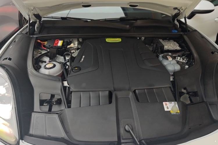 Used Porsche Cayenne E-Hybrid 2022 Cayenne E-Hybrid 2.0T Platinum Edition Engine Bay
