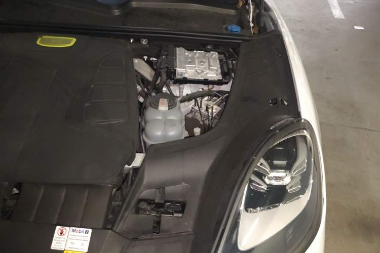 Used Porsche Cayenne E-Hybrid 2022 Cayenne E-Hybrid 2.0T Platinum Edition Engine Bay Left