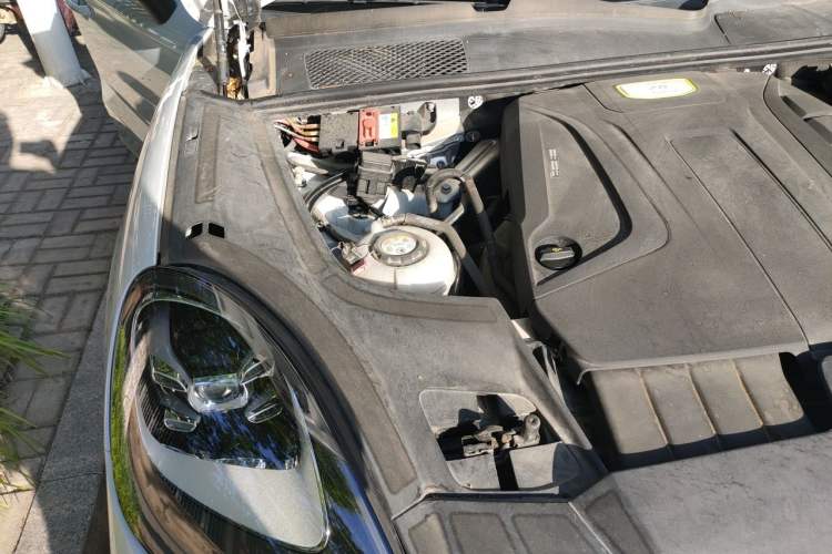 Used Porsche Cayenne E-Hybrid 2022 Cayenne E-Hybrid 2.0T Platinum Edition Engine Bay Right