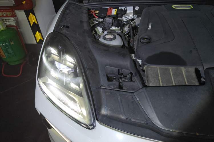 Used Porsche Cayenne E-Hybrid 2022 Cayenne E-Hybrid 2.0T Platinum Edition Engine Bay Right