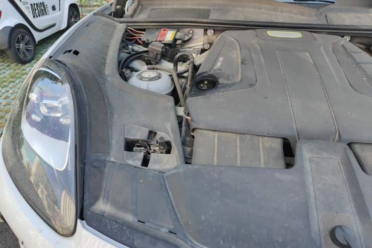 Used Porsche Cayenne E-Hybrid 2022 Cayenne E-Hybrid 2.0T Platinum Edition Engine Bay Right