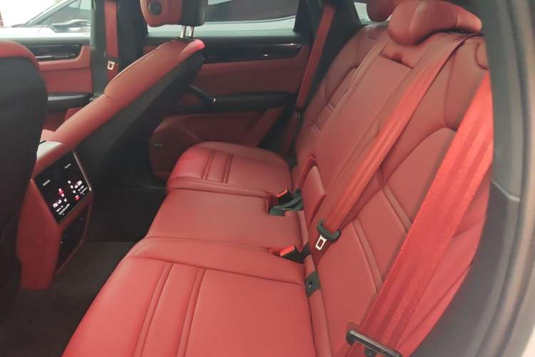 Used Porsche Cayenne E-Hybrid 2022 Cayenne E-Hybrid 2.0T Platinum Edition Left Rear Seat