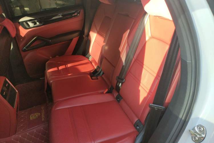 Used Porsche Cayenne E-Hybrid 2022 Cayenne E-Hybrid 2.0T Platinum Edition Left Rear Seat