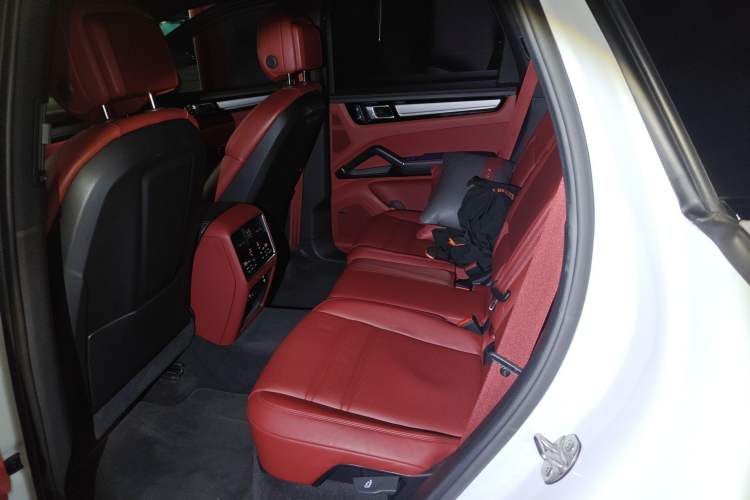 Used Porsche Cayenne E-Hybrid 2022 Cayenne E-Hybrid 2.0T Platinum Edition Left Rear Seat