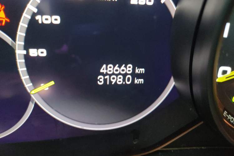 Used Porsche Cayenne E-Hybrid 2022 Cayenne E-Hybrid 2.0T Platinum Edition Odometer Close Up