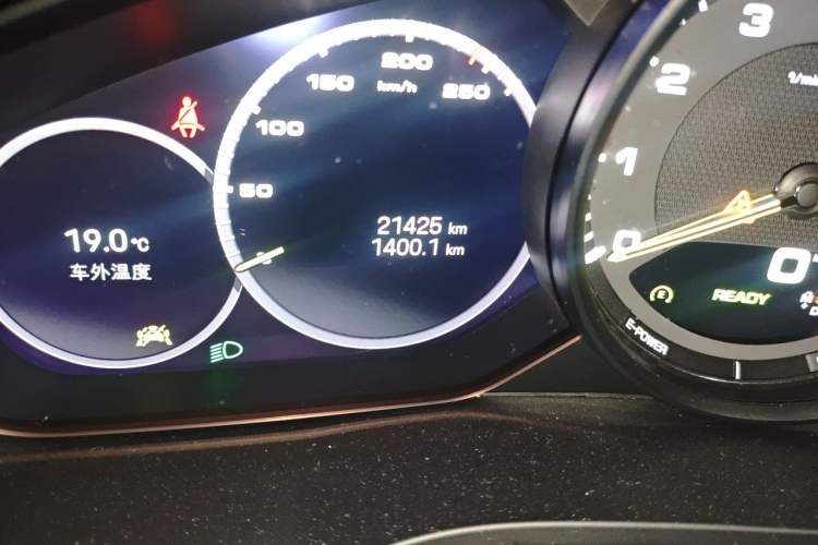 Used Porsche Cayenne E-Hybrid 2022 Cayenne E-Hybrid 2.0T Platinum Edition Odometer Close Up