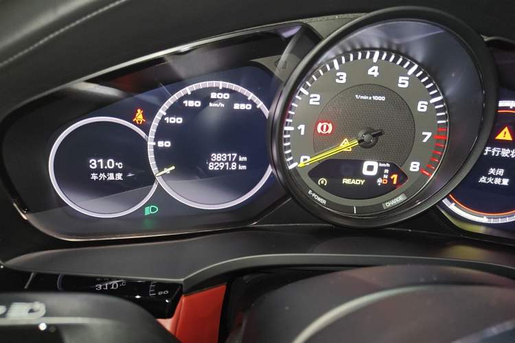 Used Porsche Cayenne E-Hybrid 2022 Cayenne E-Hybrid 2.0T Platinum Edition Odometer Close Up