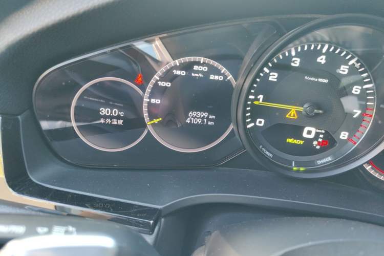Used Porsche Cayenne E-Hybrid 2022 Cayenne E-Hybrid 2.0T Platinum Edition Odometer Close Up
