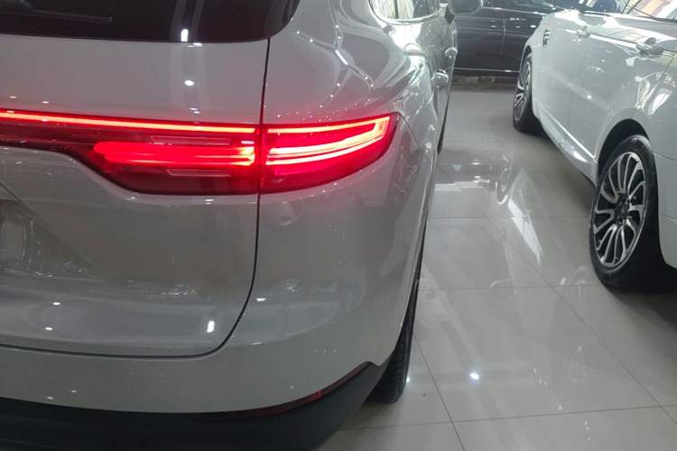 Used Porsche Cayenne E-Hybrid 2022 Cayenne E-Hybrid 2.0T Platinum Edition Right Rear Taillight