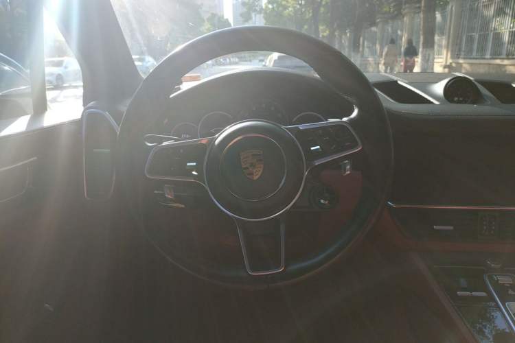 Used Porsche Cayenne E-Hybrid 2022 Cayenne E-Hybrid 2.0T Platinum Edition Steering Wheel