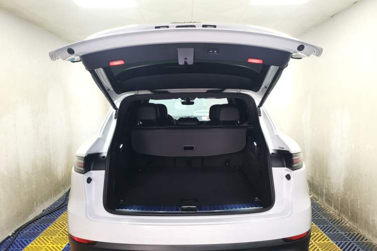Used Porsche Cayenne E-Hybrid 2022 Cayenne E-Hybrid 2.0T Platinum Edition Trunk