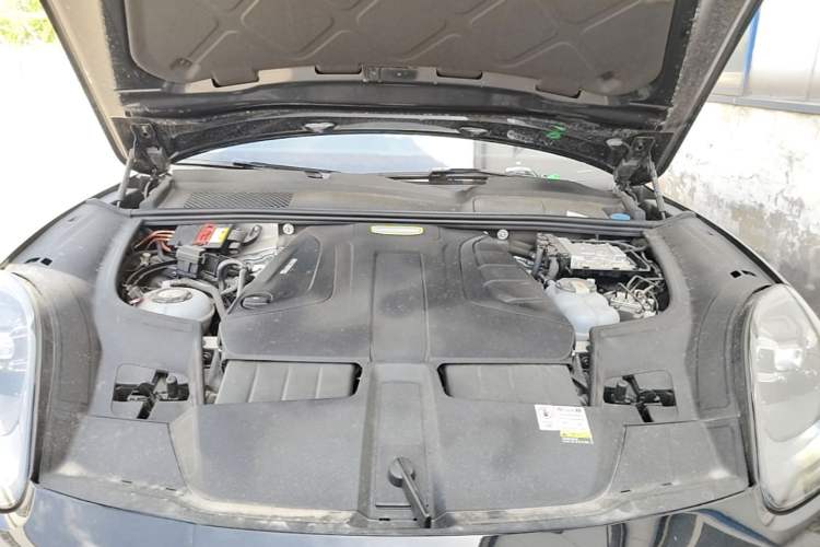 Used Porsche Cayenne E-Hybrid 2023 Cayenne E-Hybrid 2.0T Engine Bay