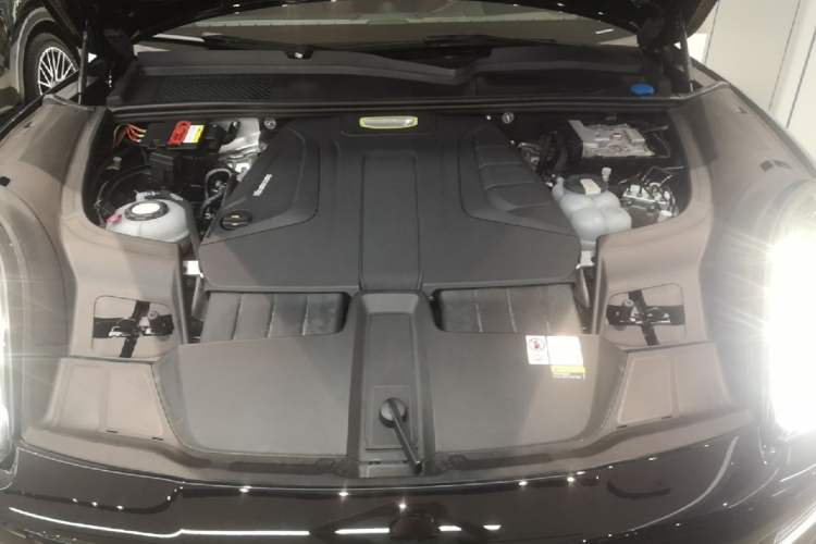 Used Porsche Cayenne E-Hybrid 2023 Cayenne E-Hybrid 2.0T Platinum Edition Engine Bay
