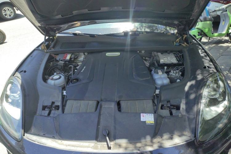 Used Porsche Cayenne E-Hybrid 2023 Cayenne Coupé E-Hybrid 2.0T Platinum Edition Engine Bay