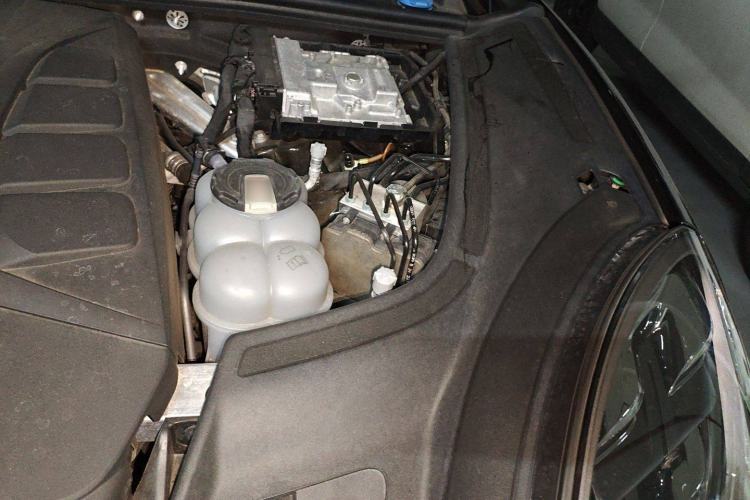Used Porsche Cayenne E-Hybrid 2023 Cayenne E-Hybrid 2.0T Engine Bay Left