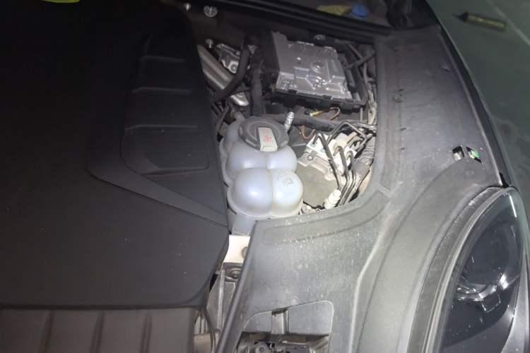 Used Porsche Cayenne E-Hybrid 2023 Cayenne E-Hybrid 2.0T Platinum Edition Engine Bay Left