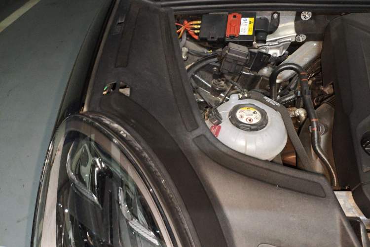 Used Porsche Cayenne E-Hybrid 2023 Cayenne E-Hybrid 2.0T Engine Bay Right