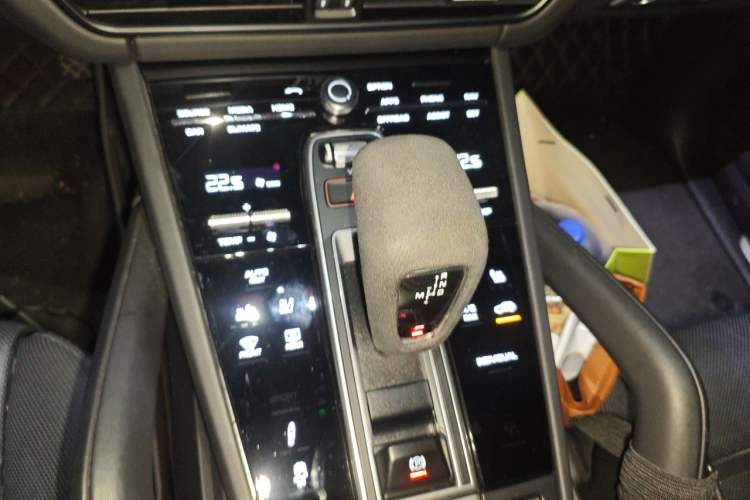 Used Porsche Cayenne E-Hybrid 2023 Cayenne E-Hybrid 2.0T Platinum Edition Gear Lever