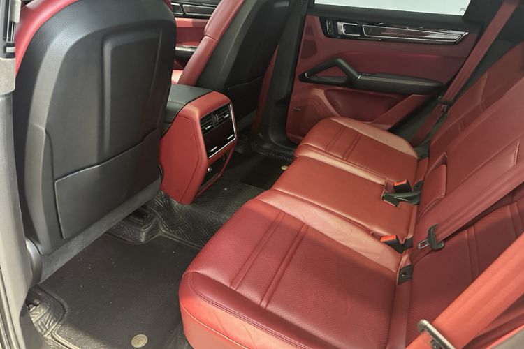 Used Porsche Cayenne E-Hybrid 2023 Cayenne E-Hybrid 2.0T Platinum Edition Interior 9