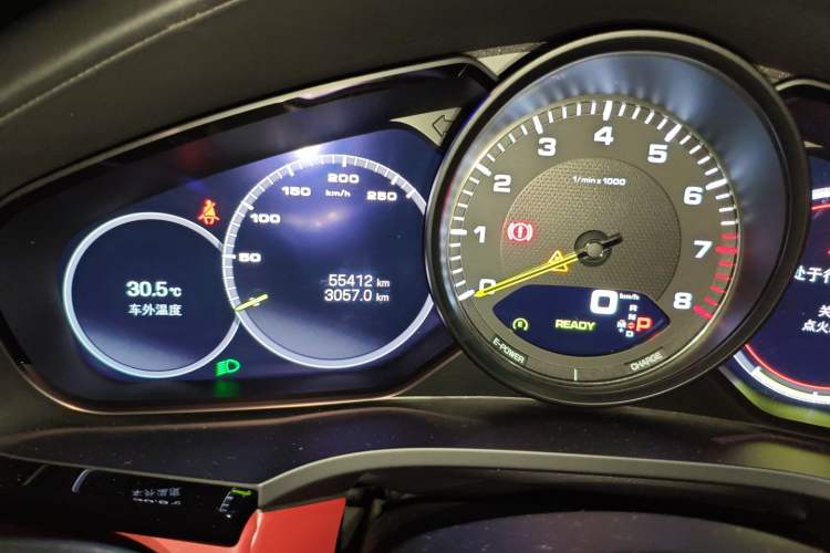 Used Porsche Cayenne E-Hybrid 2023 Cayenne E-Hybrid 2.0T Odometer Close Up