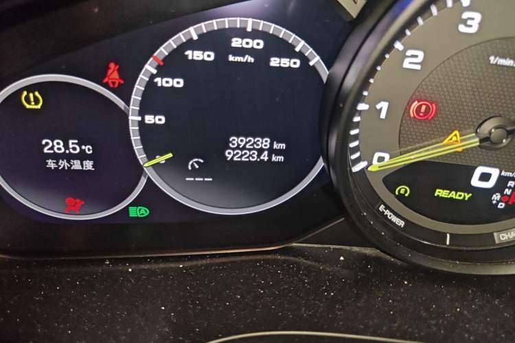 Used Porsche Cayenne E-Hybrid 2023 Cayenne E-Hybrid 2.0T Odometer Close Up