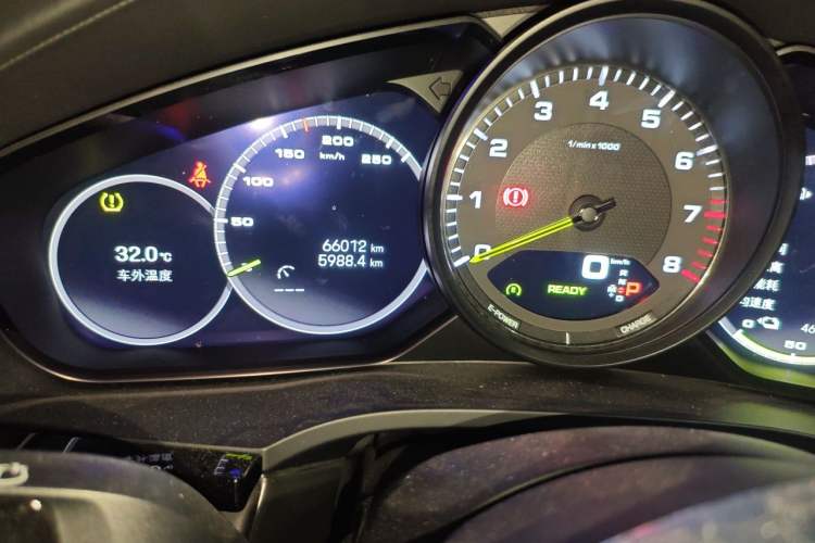 Used Porsche Cayenne E-Hybrid 2023 Cayenne E-Hybrid 2.0T Platinum Edition Odometer Close Up