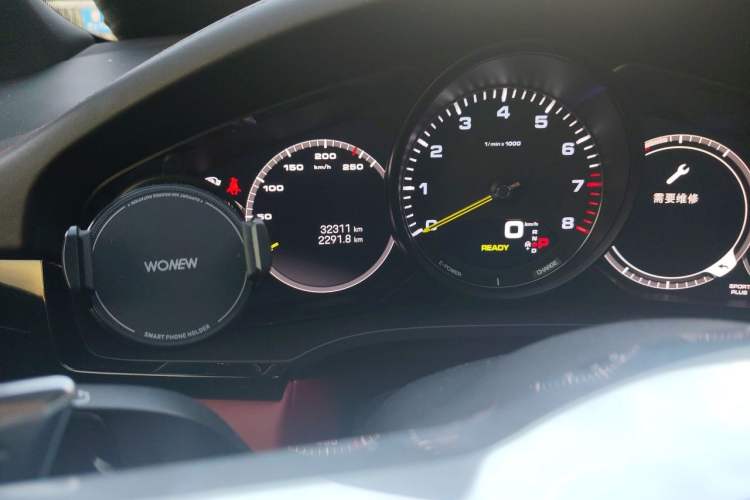 Used Porsche Cayenne E-Hybrid 2023 Cayenne E-Hybrid 2.0T Odometer Close Up