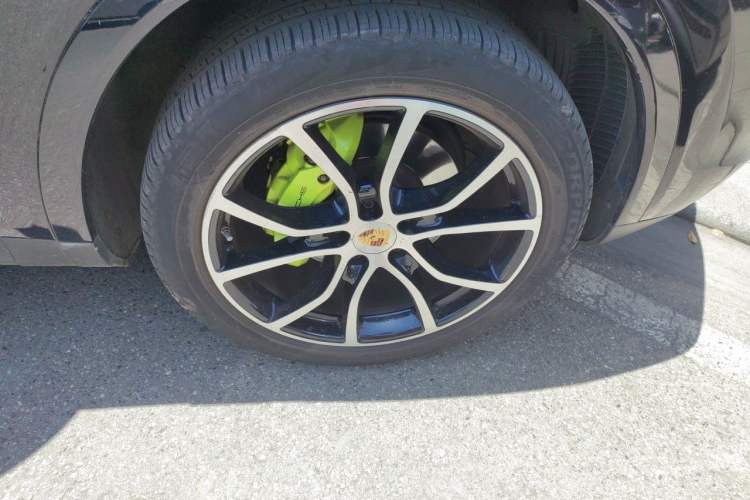 Used Porsche Cayenne E-Hybrid 2023 Cayenne Coupé E-Hybrid 2.0T Platinum Edition Right Front Wheel Hub